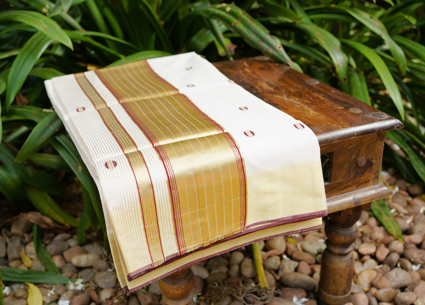 Pure Cotton Polka Dot Handloom Finish Kasavu Saree