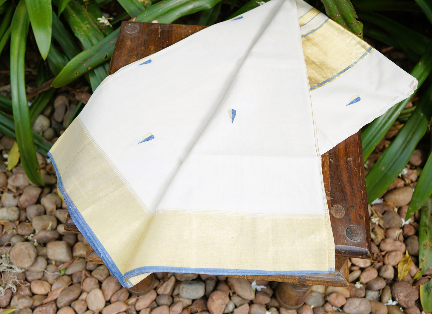 Premium Handloom Cotton Saree With Leaf Woven Works